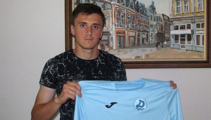 Сонер Хюсеин подписа своя първи професионален договор Сонер Хюсеин подписа своя първи професионален договор