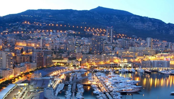 52-годишният господин си почивал на ривиерата с младата си приятелка 52-годишният господин си почивал на ривиерата с младата си приятелка