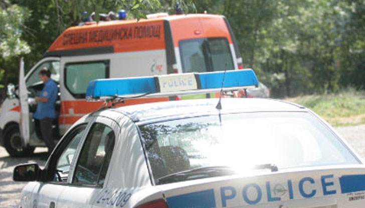 Мъжът е прехвърлил крак през парапета на терасата Мъжът е прехвърлил крак през парапета на терасата