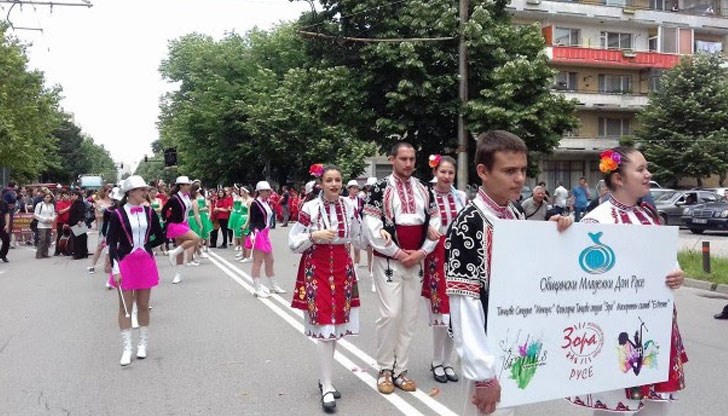 Представители на Младежкия дом се включиха в празничното шествие по случай Фестивала на розата в град Казанлък