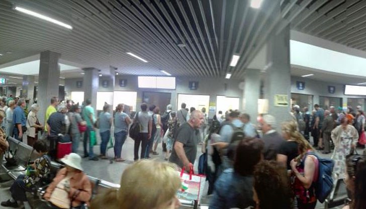 Има пътници, няма кой да им продаде билет на гарата и трябва да си купят по-скъп в самия влак