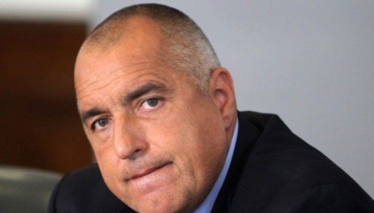 Премиерът не се предава пред болежките след операцията