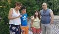 Снимката на семейство Радеви с Лили и Митко стана хит