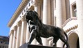 Англичанин се мъчи да "язди" лъвовете пред Съдебната палата