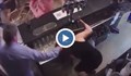 Мъж помете пода на бар с жена си