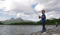 4-годишно детенце хвана риба, по-голяма от него