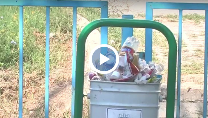 На площадката има огромен пясъчник, който не се ползва, тъй като е обрасъл с трева