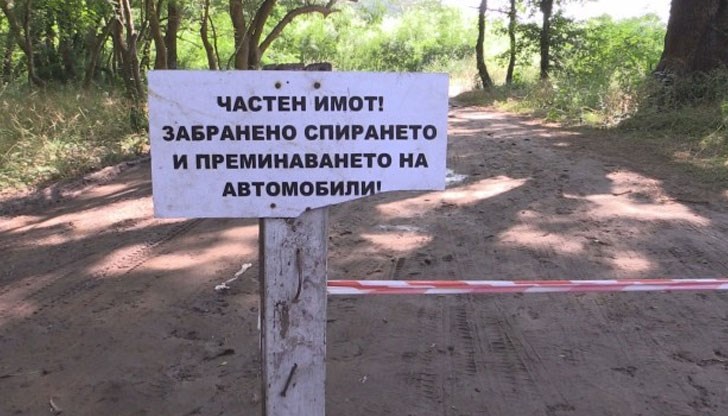 Летовници разказват, че се налага да вървят половин час през калта, за да стигнат до морето