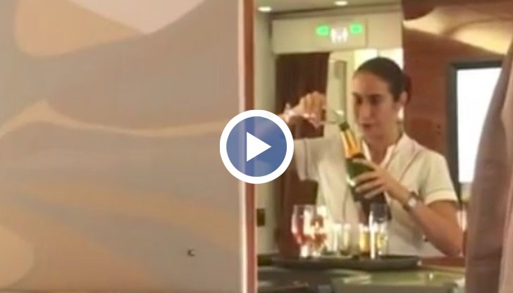 Пътник засне как стюардеса пълни бутилка с останалото в чашите