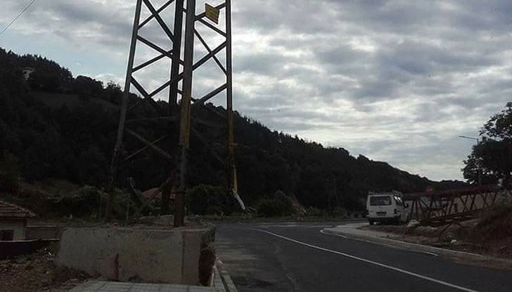 Стълбът, по който тече ток е с единия крак във въздуха след ремонт на пътя