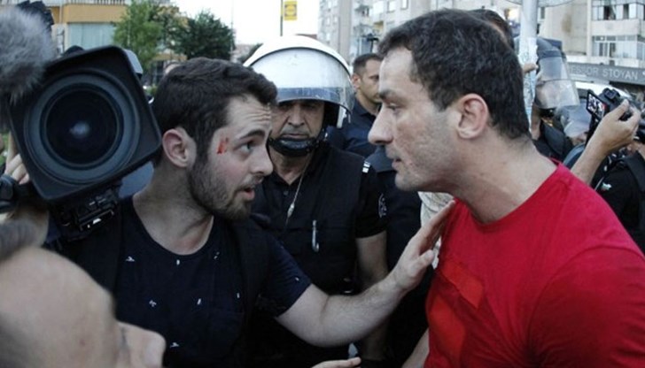 Очаквано протестът в неделя вечер е голям – в него се включиха хора от различни градове, младежи от футболни агитки и десетки рокери