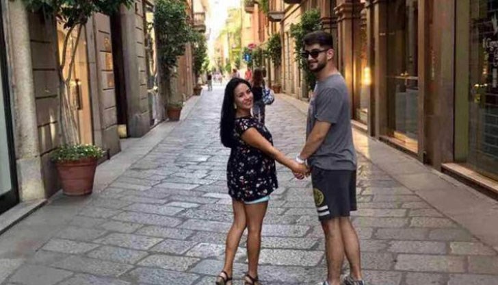 Половинката на актьора носи второто им детенце след малката Катя Половинката на актьора носи второто им детенце след малката Катя