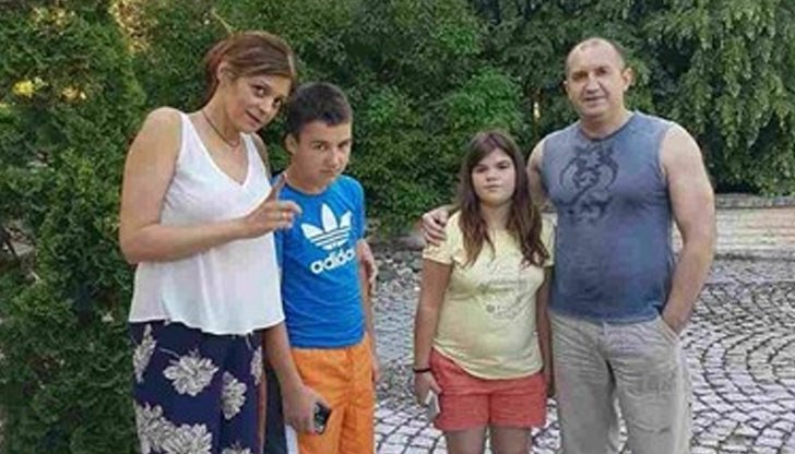 На нея виждаме президента в различно амплоа, прегърнал изстрадалите деца