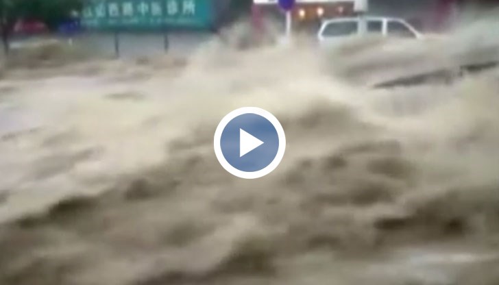 Наводнението отнесе коли, блокира много хора