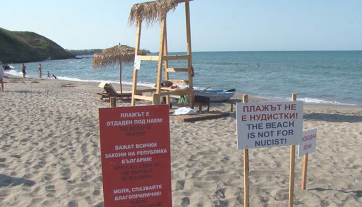 Плаж Делфин има наемател и конфликтите между туристи с бански и такива без не спират!