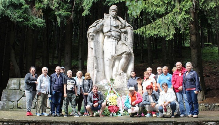 Походниците донесоха в Русе подареното от Община Ценово знаме на четата на Хаджи Димитър и Стефан Караджа, което ще се съхранява при Областния управител на област Русе