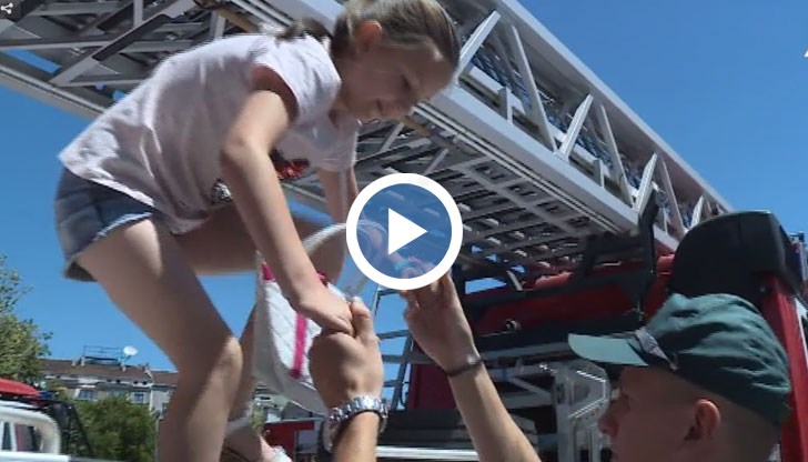 Малката Белослава не си играе с кукли, а се катери по пожарните коли и сяда зад волана на служебния джип на баща си