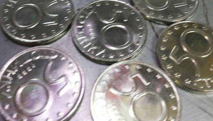 Монетите нямат сериен номер и няма как да установят дали са фалшиви, а имат възможности и пари да ги поръчат