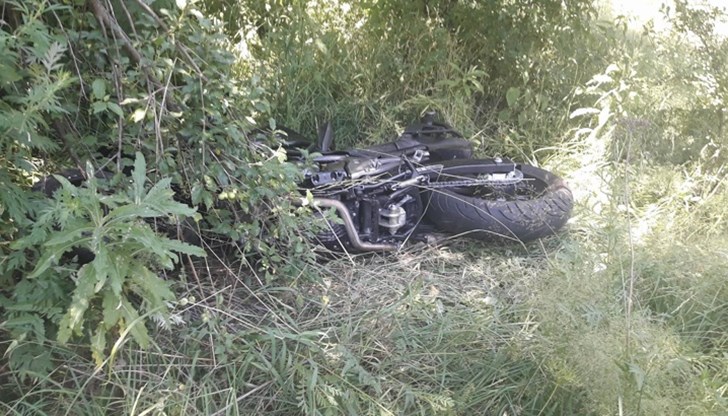 След удара и двете превозни средства излизат от пътя и падат в храстите След удара и двете превозни средства излизат от пътя и падат в храстите