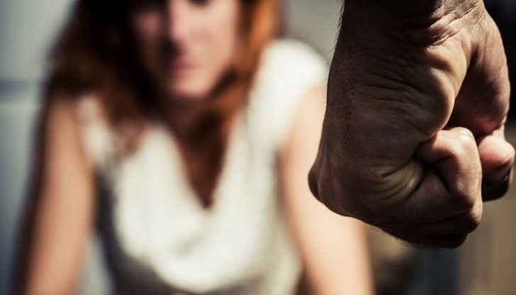 Жената е комоцио, счупен нос и множество синини по лицето