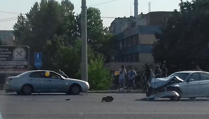 Единият от автомобилите е със смачкана до неузнаваемост предница