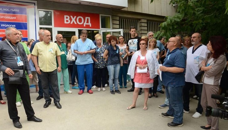 Екипите са на работа с лентички, закачени за медицинските манти