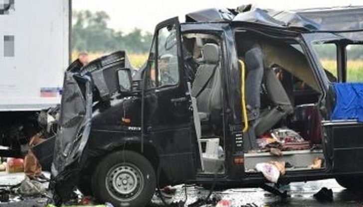 Жертвите – две жени и един мъж, са пътували в българския микробус