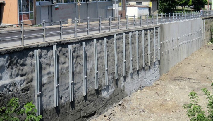 Изпълнена е силова укрепителна конструкция с дължина 30 м, за укрепване на съществуващата подпорна стена са изпълнени 30 бр. микропилоти с дължина 12 м и 58 бр. анкери с дължина 24 м