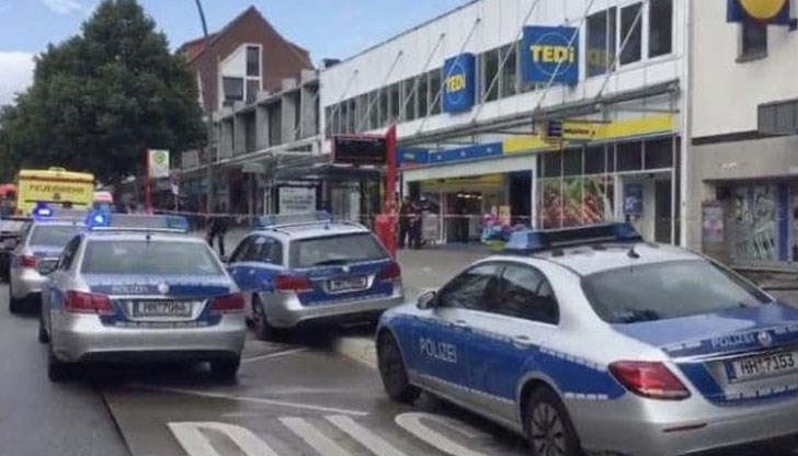Днес следобед мъж нападна с нож клиенти в супермаркет
