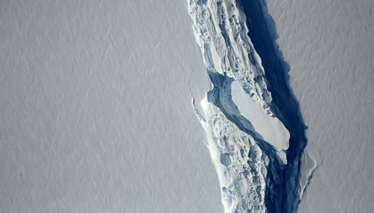 Според учени е възможно огромното парче лед да се раздроби на по-малки