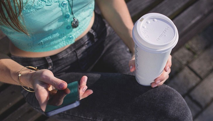 Исках да звънна на родителите ми, но вместо 3 натиснах 7 и набрах някой друг