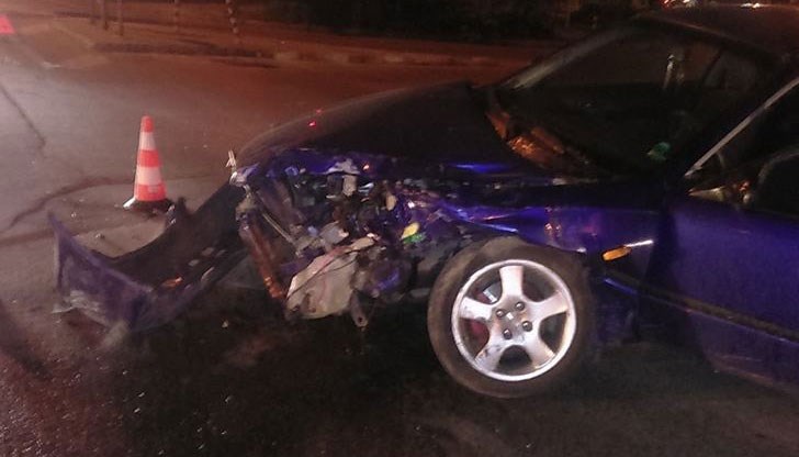 Единият автомобил удря пешеходка и я изхвърля на 2 метра