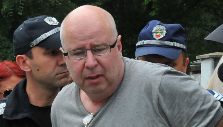 Иначе Ралф е посвикнал с обстановката в ареста и не създава проблеми