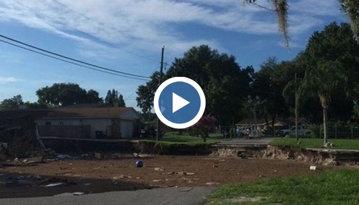 На кадите се вижда как къщите пропадат в огромната яма, която е с дълбочина 15 метра и е широка близо 80 метра