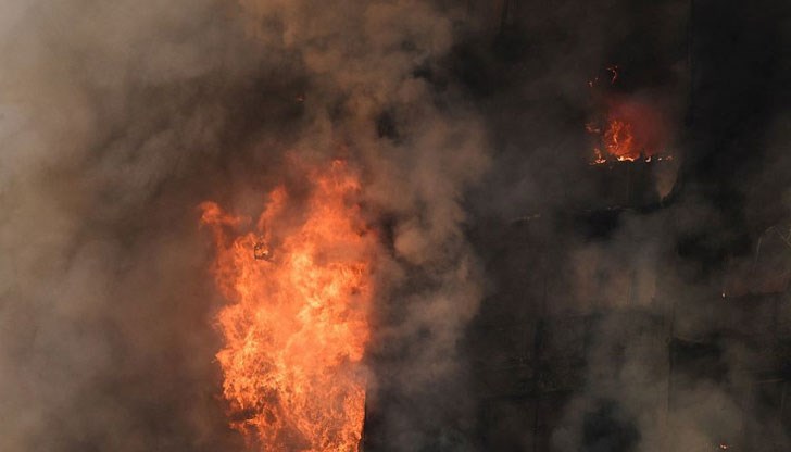 В момента на място има осем противопожарни коли и линейка /Снимката е илюстративна/ В момента на място има осем противопожарни коли и линейка /Снимката е илюстративна/