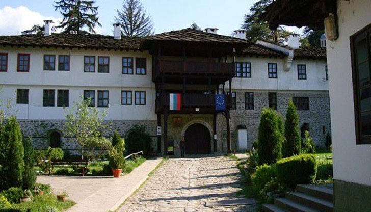 Днес от 20.30 часа в храма ще почетат чудотворната Троеручица