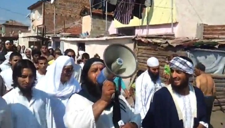 Скриха кървавия нож и се научиха да казват "Демокрация" вместо "Аллах акбар" Скриха кървавия нож и се научиха да казват "Демокрация" вместо "Аллах акбар"