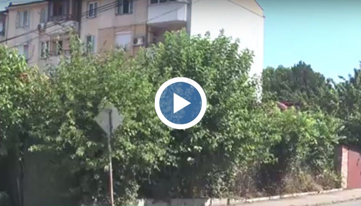 Пешеходците се надяват тротоарът да бъде разчистен докрай!