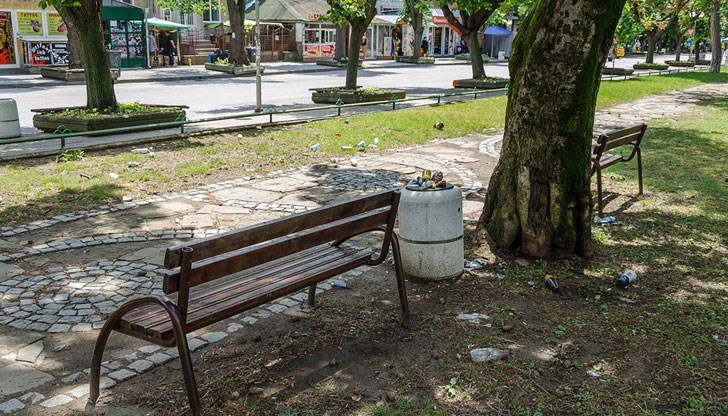 Боклукът по земята е повече от този в кошчето