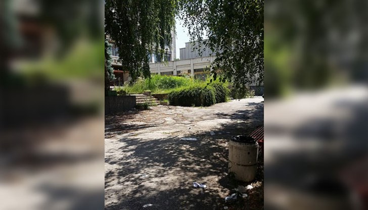 Не знам на кого е работа и чия собственост е имота, но е абсолютно безобразно