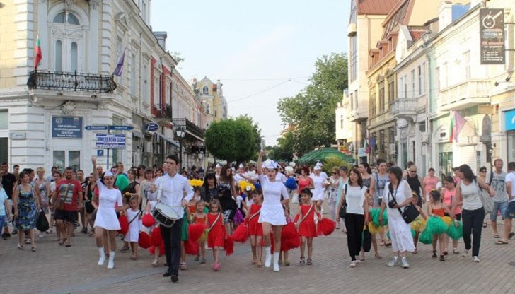 Утре от 11:00 часа, пред Понтон №8 събитието продължава