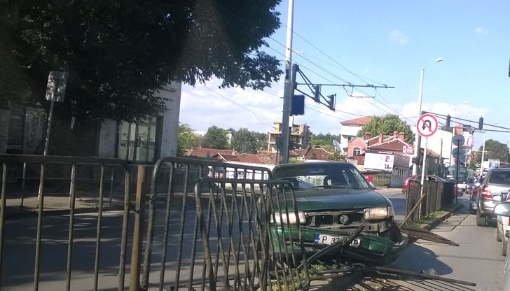 Автомобил откърти разделителната ограда на булеварда