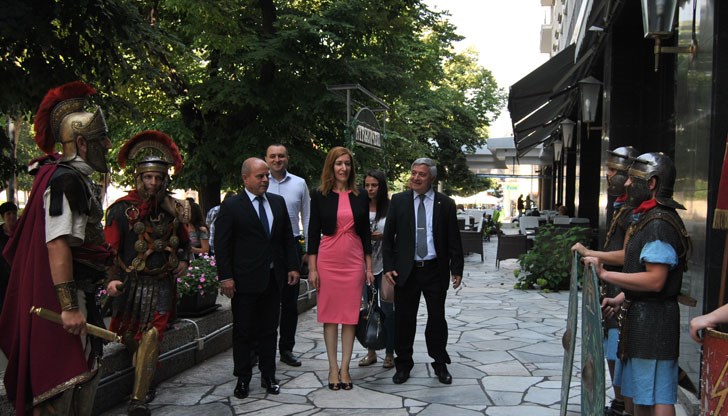 Тя и Пламен Стоилов откриха кръгла маса в Русе с представители на туристическия бранш