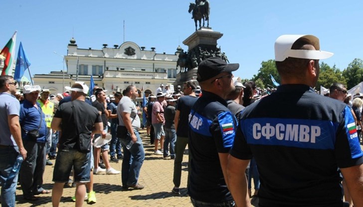 Всъщност, МВР и политиката все повече си приличат. Всъщност, МВР и политиката все повече си приличат.