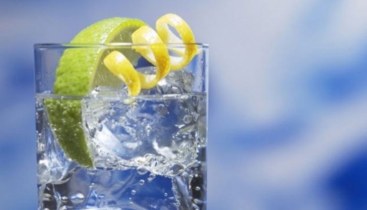 Събота вечер през юли е ритуал – хората излизат навън, облечени в красиви дрехи, разхождат красивия си загар... Събота вечер през юли е ритуал – хората излизат навън, облечени в красиви дрехи, разхождат красивия си загар...