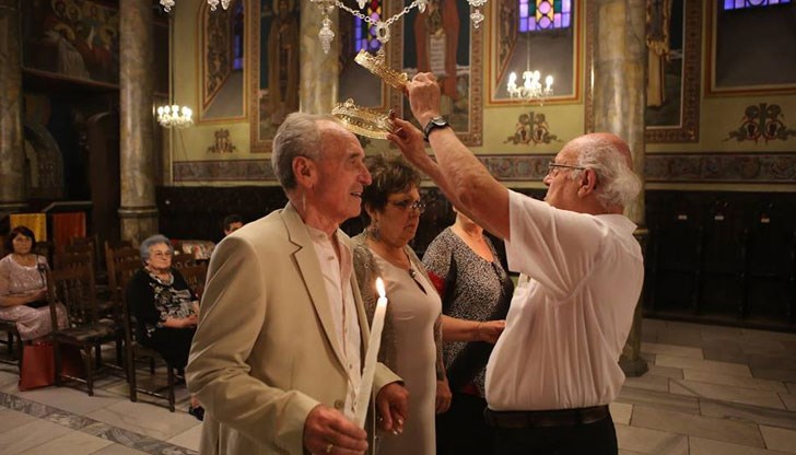 През юли 1967 година те сключват граждански брак, а днес отбелязаха 50 години щастлив семеен живот, скрепени с венчавка в катедралния храм „Света Троица“