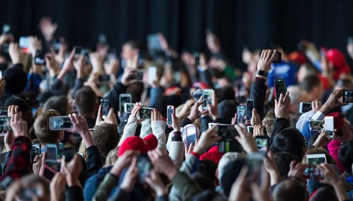 "Аплодисменти" и за българите, които вместо да пият, пишат в мрежата... "Аплодисменти" и за българите, които вместо да пият, пишат в мрежата...