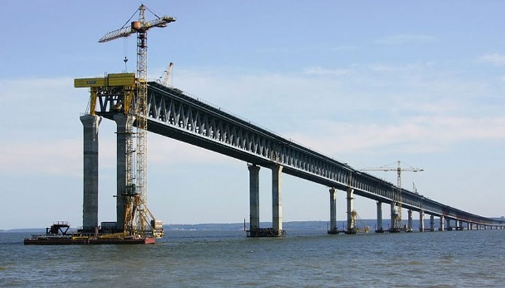 Две момчета и едно момиче са скочили от 35-метров мост /Снимката е илюстративна Две момчета и едно момиче са скочили от 35-метров мост /Снимката е илюстративна