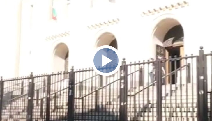 Полицаи претърсват сградата за бомба