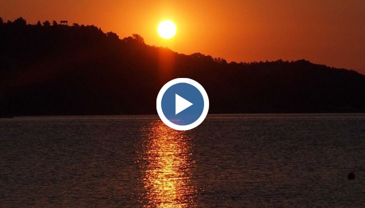 Млади и стари се събраха да посрещнат изгрева на слънцето на брега на морето